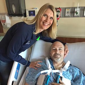 Dr. 迈克尔·麦凯 with his wife, Lee-Ann, at Kettering Medical Center after his surgery