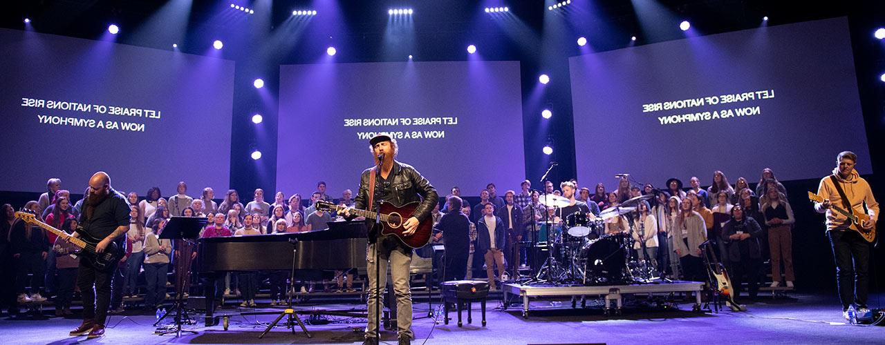 Matt Papa performing with Cedarville singers and musicians in concert in the Jeremiah 教堂